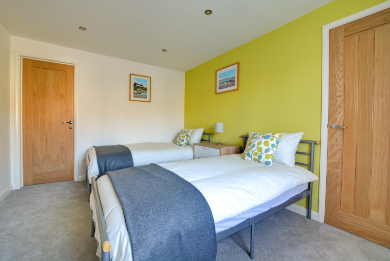 Bedroom 3 showing twin beds