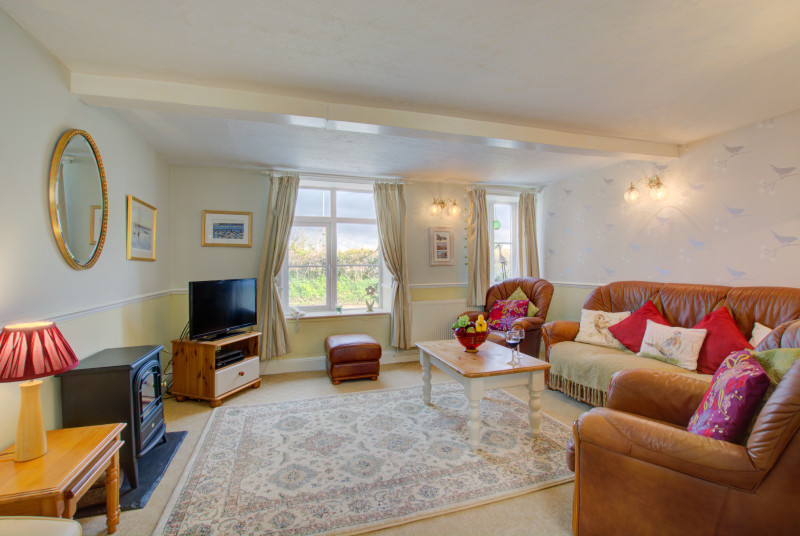 Traditionally furnished and spacious sitting room with lots of light and plenty of room for all the family