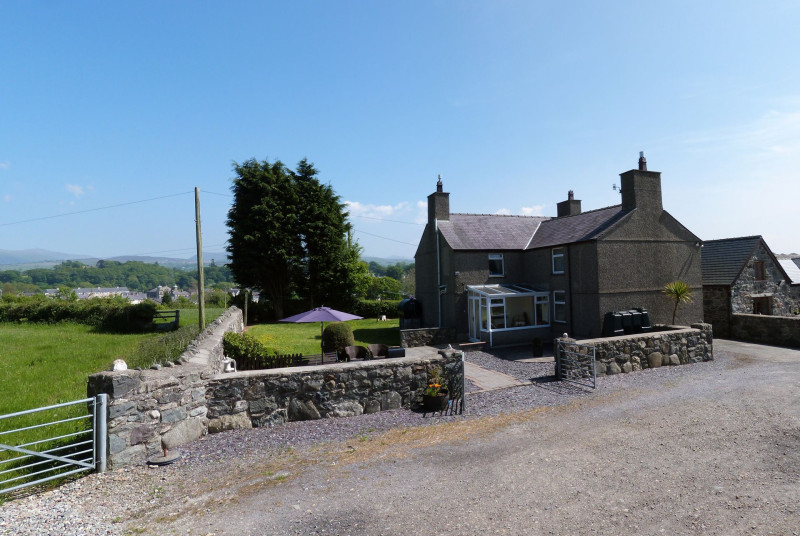 Set within its own farmyard with peaceful, rural surroundings