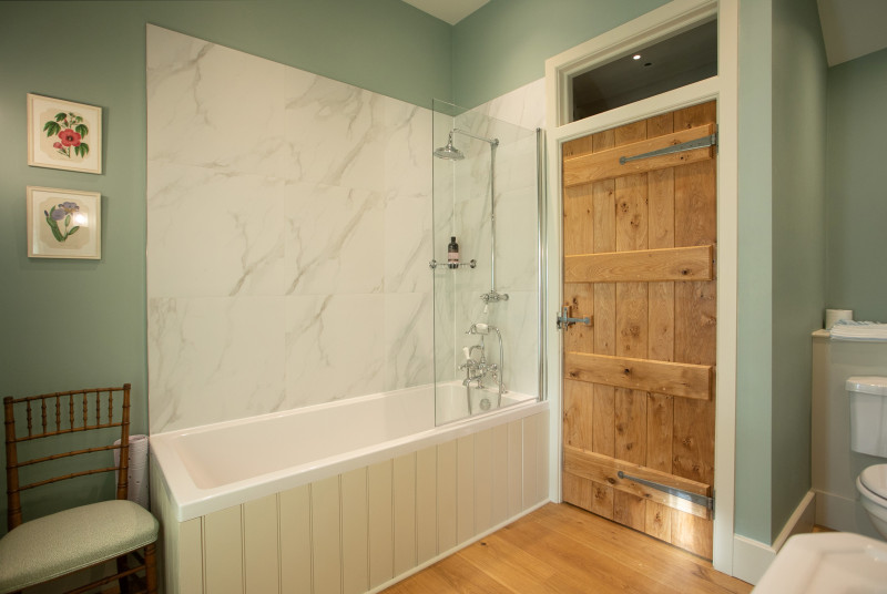 SPRINGFIELD UPSTAIRS BATHROOM 