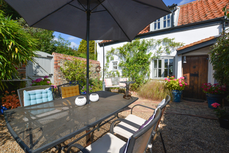 Outside dining table and  chairs - perfect for dining alfresco!