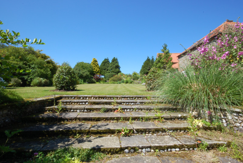 This property benefits from a beautiful communal garden.