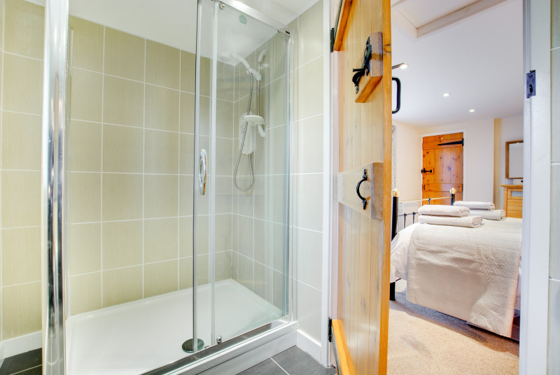 En-suite shower to kingsize bedroom