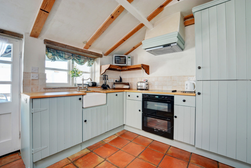 Beautiful, well equipped kitchen with ample storage and worktop space
