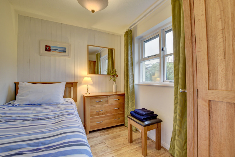 The cosy single bedroom