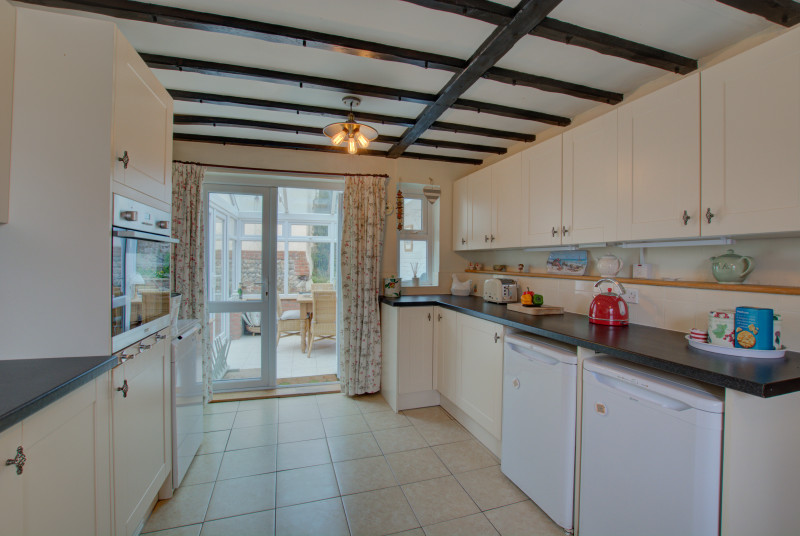 Spacious kitchen with electric oven and hob