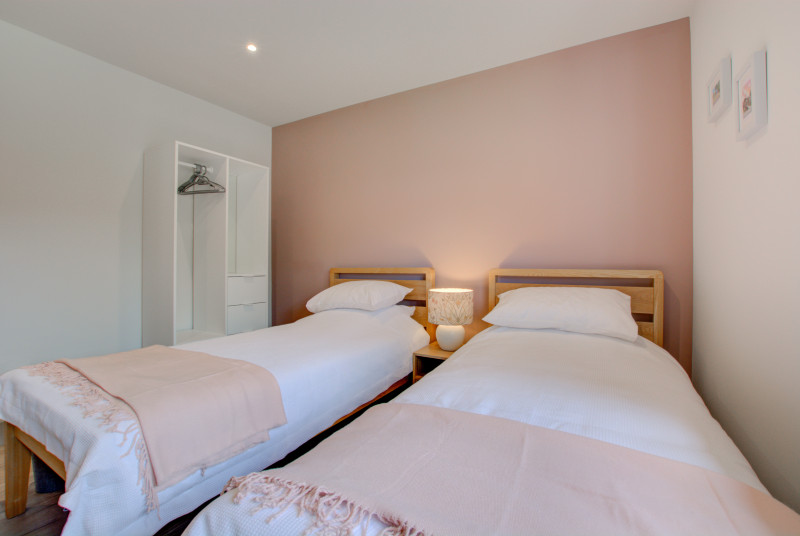 Bedroom 3 with twin beds