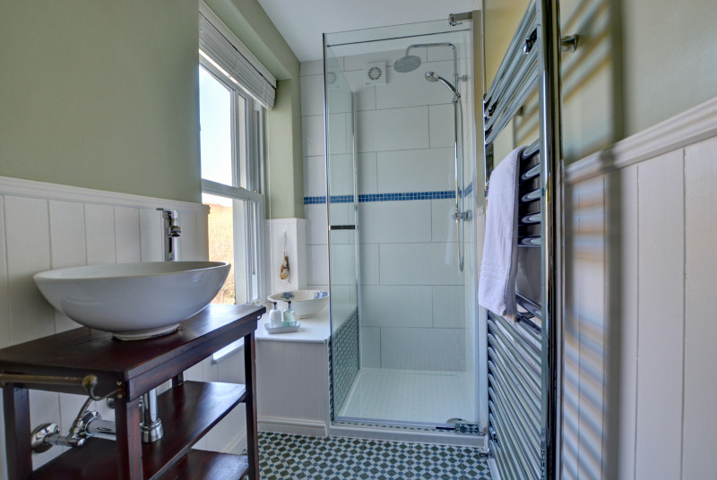 Bedroom 1 Ensuite - Hillside