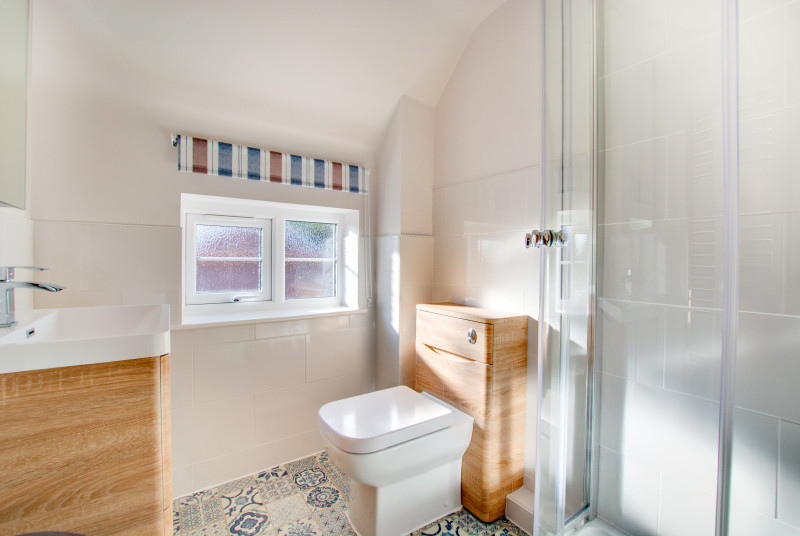 Modern and bright shower room