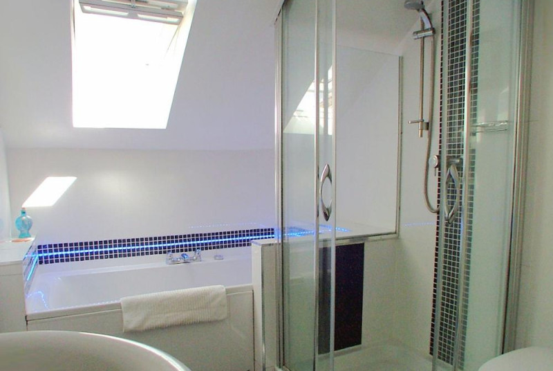 Harbour Lights Torquay - En suite bathroom & shower to master bedroom