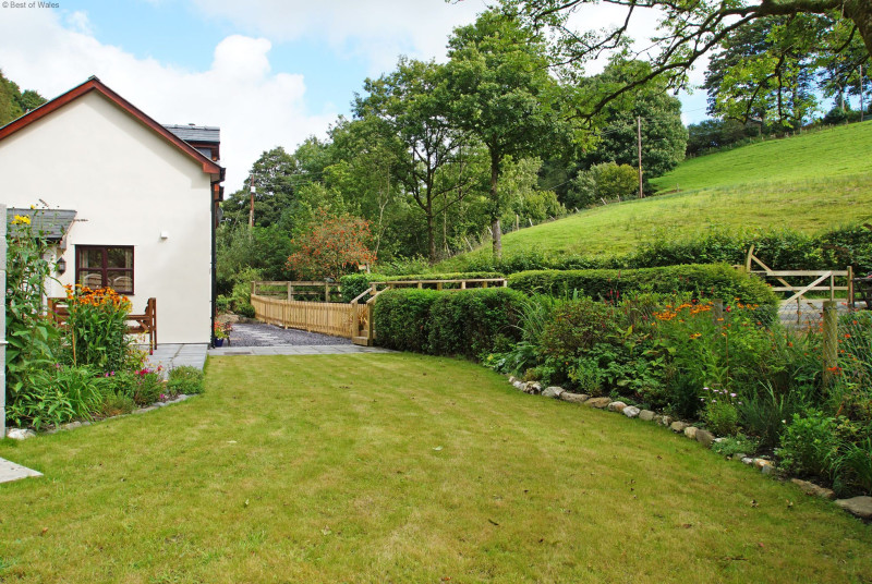 This Machynlleth holiday cottage enjoys a sizeable south facing garden