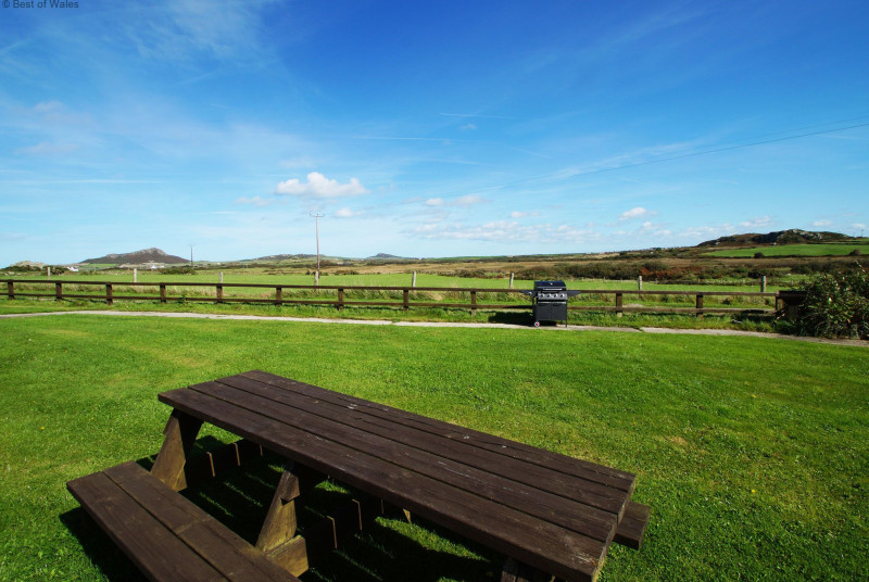 Larged central garden area with picinc bench