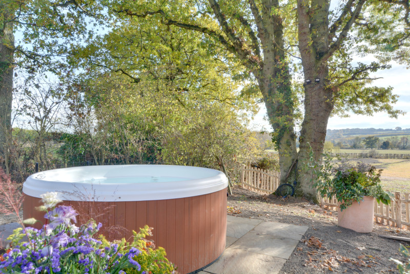 SX938 - Hot Tub - View 2