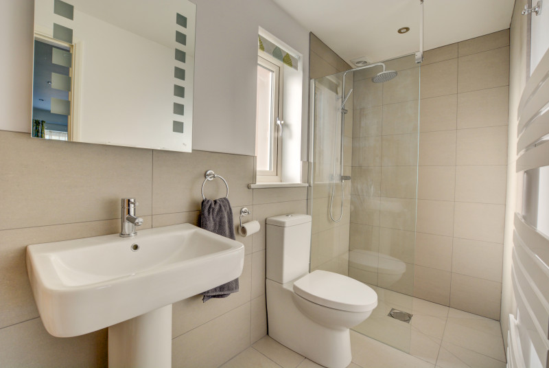 Bedroom 3 En-suite showing shower cubicle