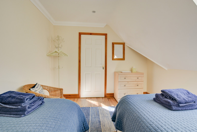 Bedroom 2 with twin beds