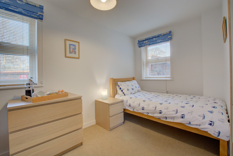 Second bedroom with single bed. 