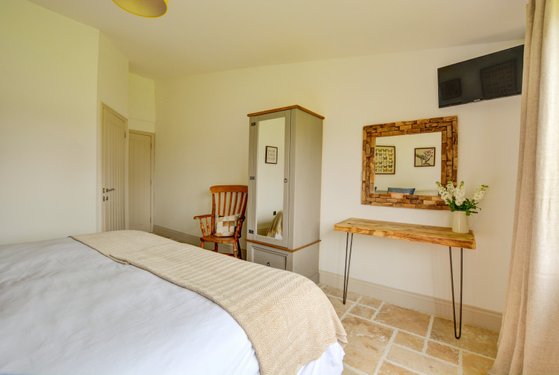 Well decorated Bedroom 3