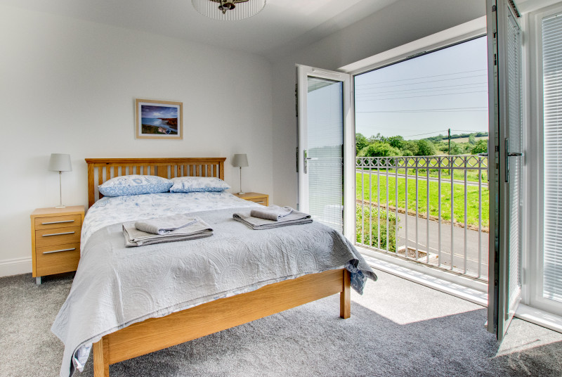 King sized en-suite bedroom with balcony 