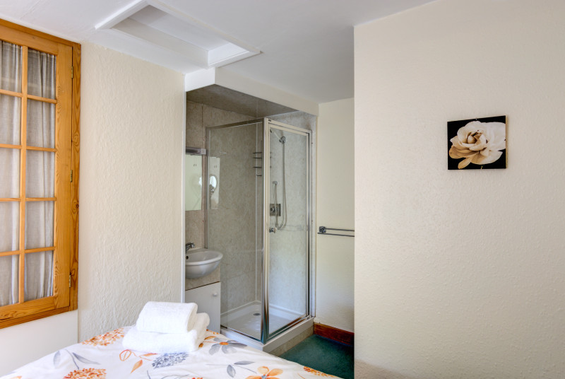 Twin bedroom with shower