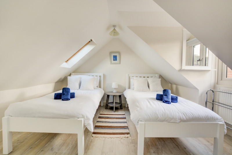 Bedroom 3 with twin beds