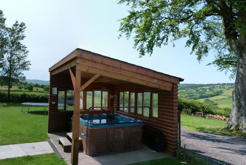 Luxury Brecon Beacons Holiday Cottage with large hot tub
