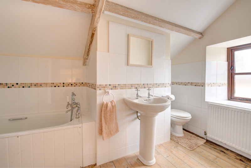 Ensuite bathroom to the double bedroom