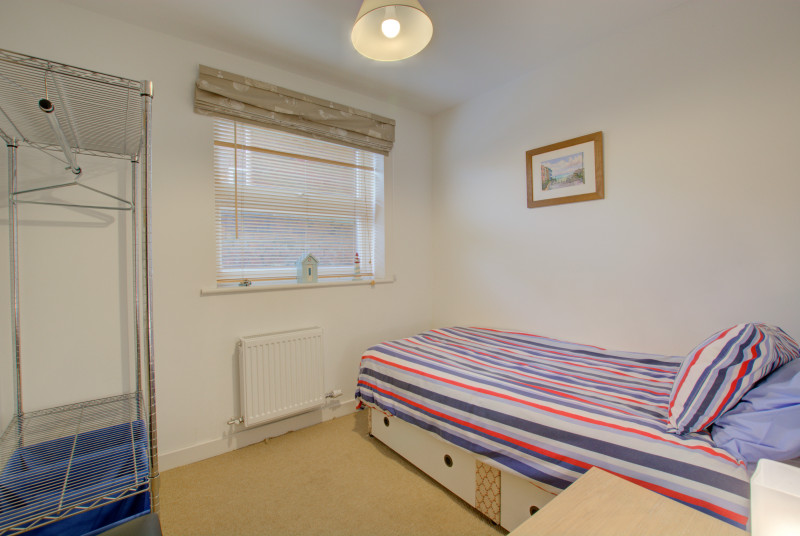 Space saving wardrobe in bedroom 3