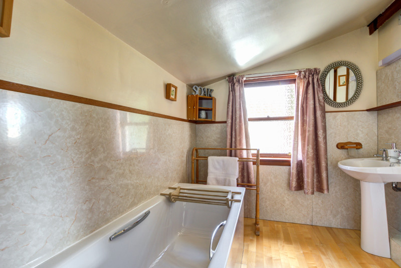 Spacious house bathroom