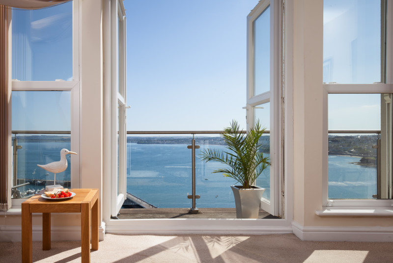 Stunning Waterfront Sea View Holiday Apartment in Torquay