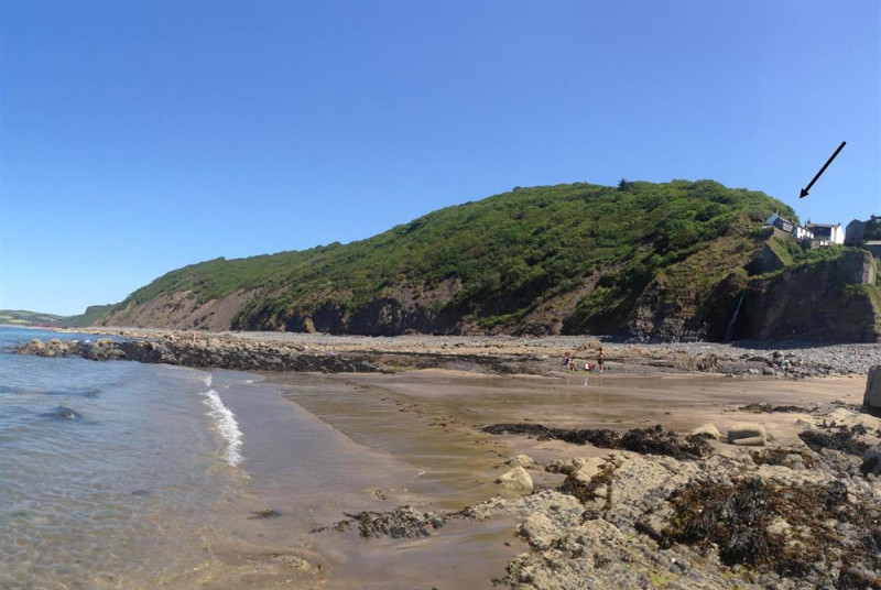 A short stroll leads down to the pebble beach, where at low tide expanses of soft sand appear between the rock pools