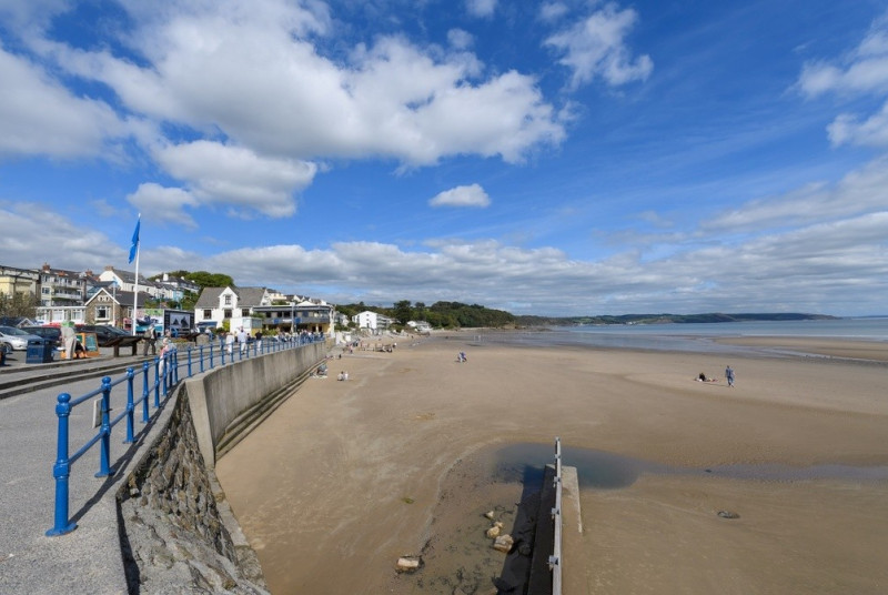 The expansive sandy and family friendly beach at Saundersfoot.