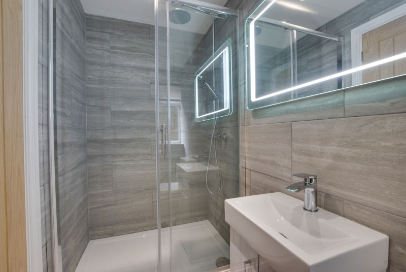 En-suite Bathroom - Hafan y Ddinas Cardiff Apartment
