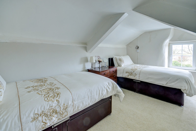 Bedroom 3 has twin beds