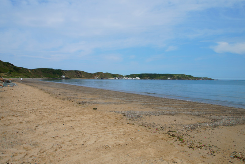 Morfa Nefyn beach leading to Ty Coch Inn at Porthdinllaen in the distance