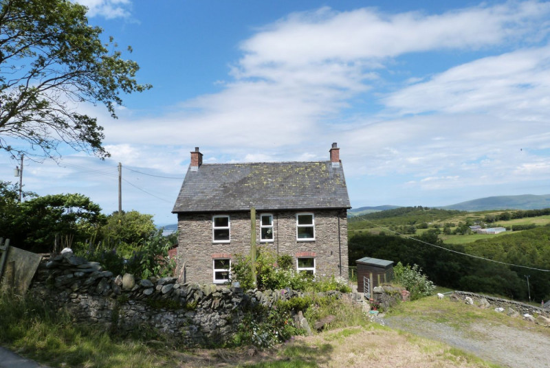 Detached cottage with private hot tub in beautiful surroundings