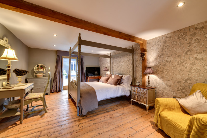 Four poster bed, bedroom 2