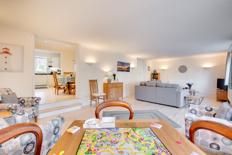 Sitting room with additional table & chairs