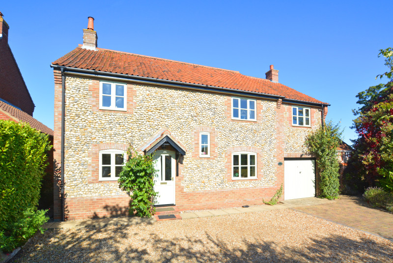 Appletree Cottage is a spacious detached property built in traditional Norfolk brick and flint. It is a delightful, attractively presented cottage, which is well equipped and ideal for a family holiday