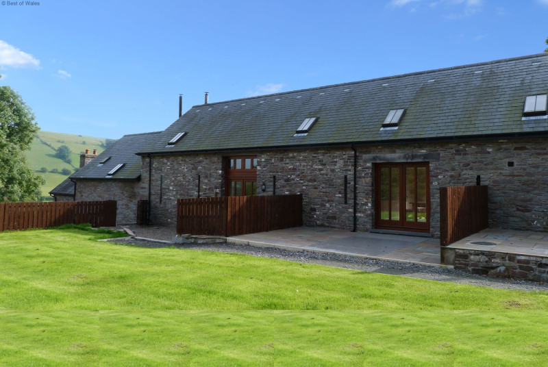 Onnen Fawr Barn: large accommodation in Brecon Beacons