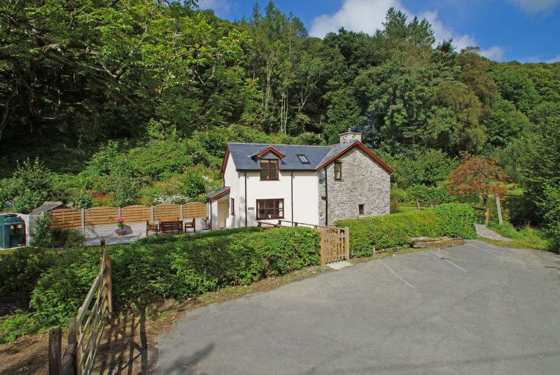 Lovely Machynlleth holiday cottage in peaceful surroundings