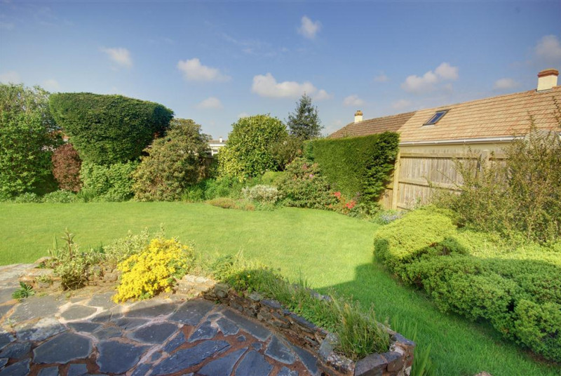 Pretty bordered garden in peaceful surroundings