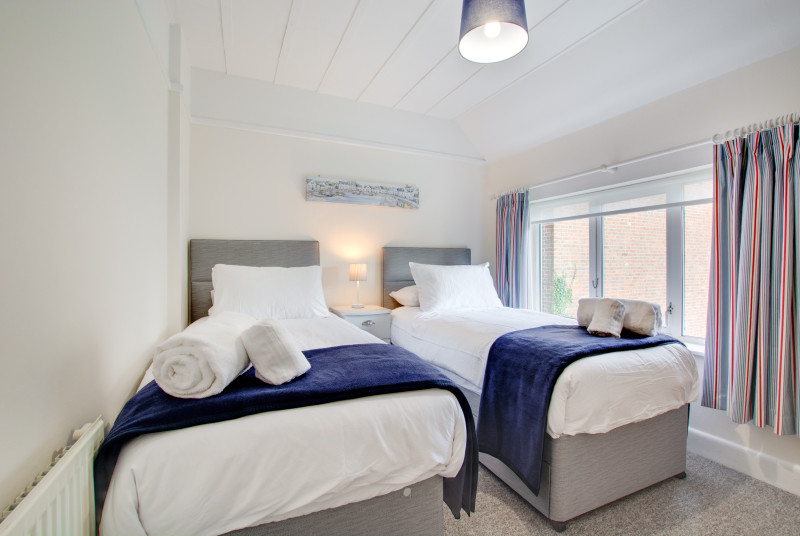 Bedroom 3 with twin beds