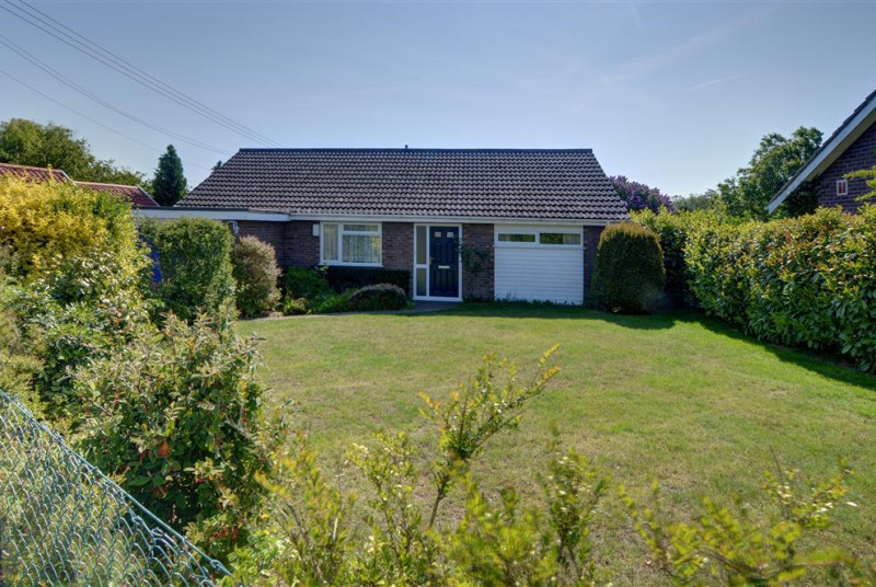 Midda Beck is a charming property in Aldringham not far from Aldeburgh with parking.