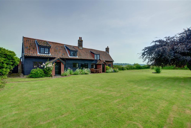 Eelsfoot cottage is a pretty cottage located in the village of Hemley close to Ipswich and close to the river Deben.