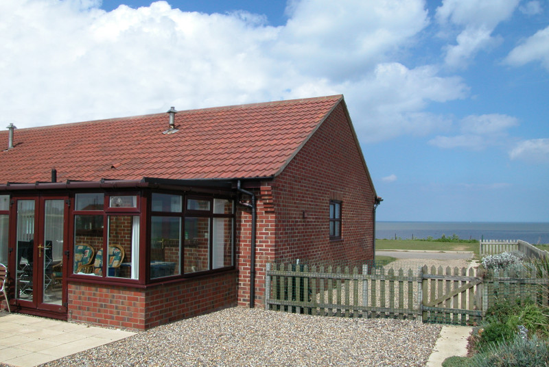 Seashells is a modern bungalow set on a cliff-top with spectacular uninterrupted sea views opening onto open countryside with views of Happisburgh lighthouse.