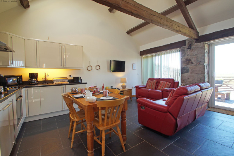 Holiday accommodation Llyn Peninsula - fully equipped kitchen