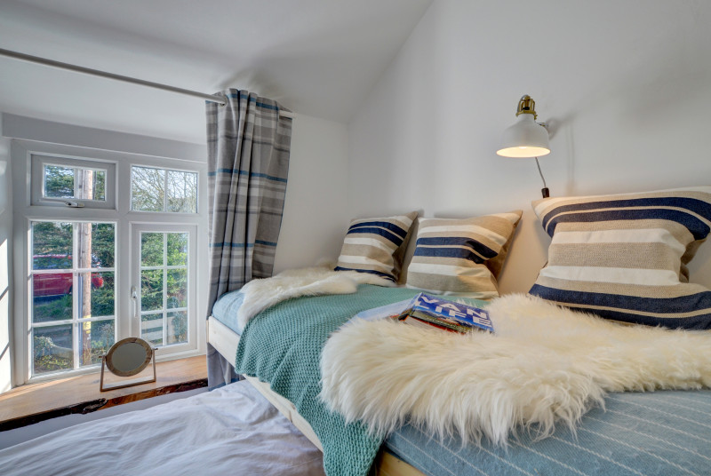 The single bedroom with cosy seating area