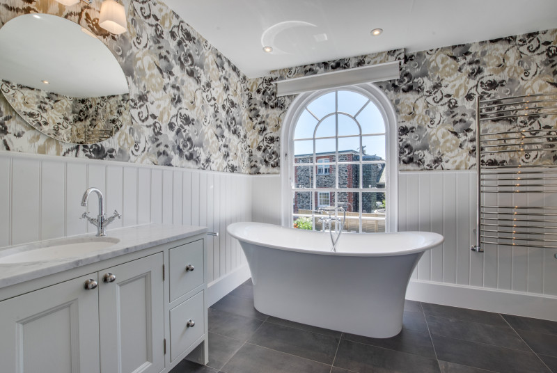 En suite Bathroom to Bedroom 2