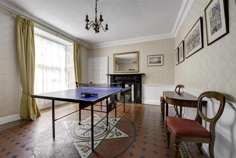 Games room with table tennis and billiards for family competitions! 