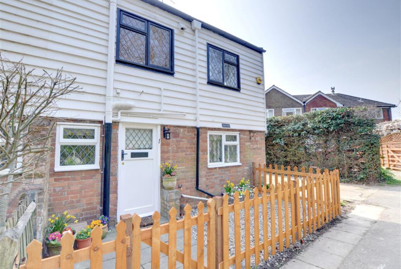 Parking space to the side of the cottage